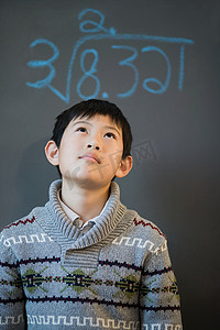 学习数学摄影照片_男孩和黑板