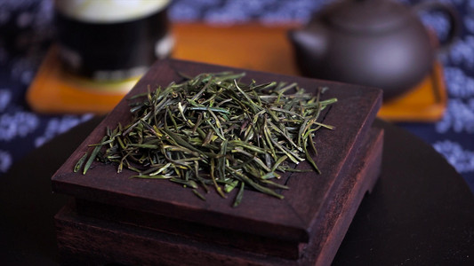 铁皮盒茶叶摄影照片_实拍茶叶产品展示绿茶