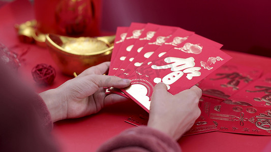 抢红包红包摄影照片_喜庆新年新春春节金福字红包展示