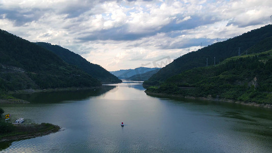 航拍河谷河流绿水青山大自然