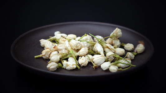 飘雪茉莉花茶摄影照片_实拍茉莉花茶装盘展示