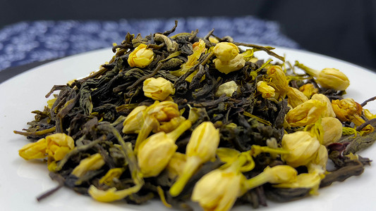 铁皮盒茶叶摄影照片_实拍茶叶产品展示绿茶