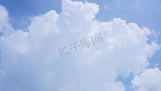 云层翻滚摄影照片_实拍夏季蓝天白云云层翻滚