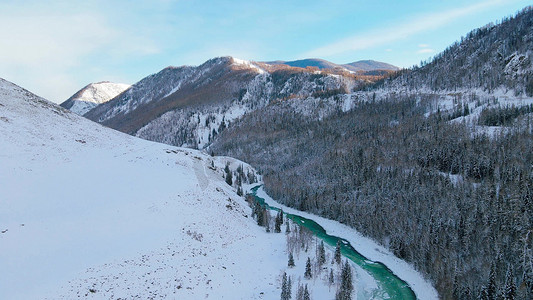 人头涌动摄影照片_冬季雪山峡谷冰雪融化水流涌动