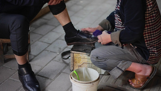 实拍夜晚街边擦皮鞋人文市井生活