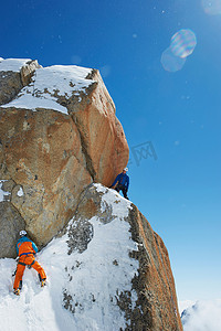 法国夏莫尼克斯两名男子登山