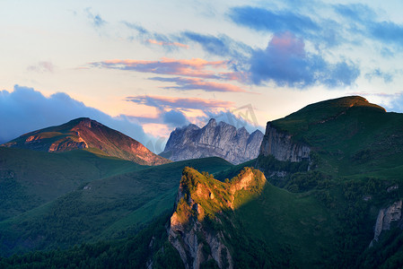 背景中的魔鬼之门山脉景观自然公园高加索山脉阿迪杰共和国俄罗斯