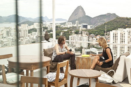 巴西里约热内卢一对年轻夫妇在屋顶露台上聊天