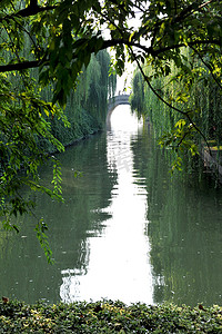 河上中式石桥绿树成荫杭州中国