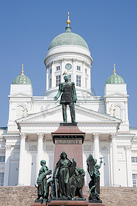 沙皇亚历山大二世雕像和赫尔辛基大教堂