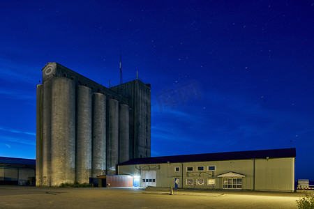 瑞典卡尔马工业建筑和夜空中的星空
