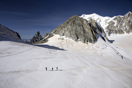 法国阿尔卑斯山的徒步旅行者