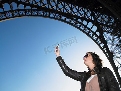 拍照旅游景点摄影照片_一名女子为埃菲尔铁塔拍照