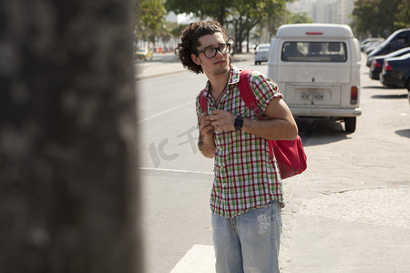 成年了摄影照片_巴西里约热内卢科帕卡巴纳年轻的男性游客回头看