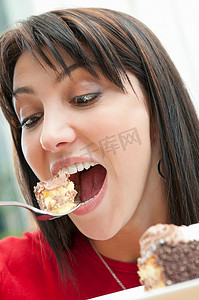 贪婪的摄影照片_贪婪的女人吃着一块蛋糕