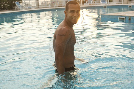 巴西里约热内卢一名中年男子站在酒店游泳池里
