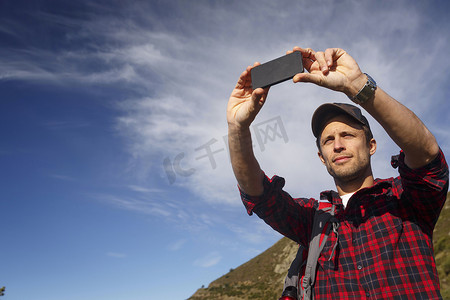 一加手机摄影照片_徒步旅行者在西班牙加泰罗尼亚巴塞罗那蒙特塞尼山顶拍照