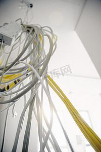 新办公天花板上挂有各种网络和电源线的低角景观