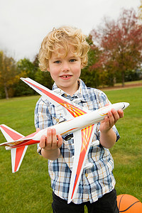 男孩在户外玩玩具飞机