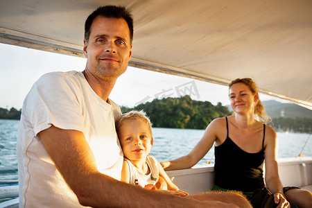 家人在宁静的湖面上乘船放松