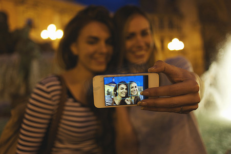 智能社区摄影照片_西班牙巴伦西亚维根广场两名年轻女子摆姿势自拍