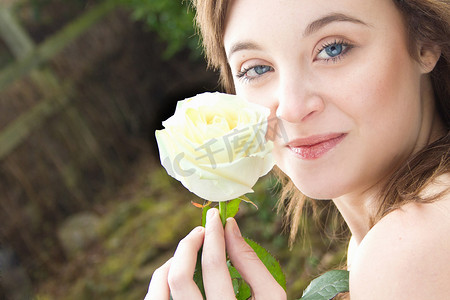 年轻女子手持玫瑰的肖像
