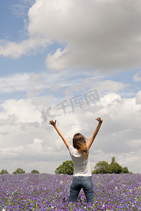 未开发土地摄影照片_花田里的女人