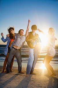 在海滩上跳吉他舞的青年组合