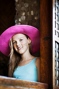 戴草帽的女孩摄影照片_窗前戴草帽的女孩