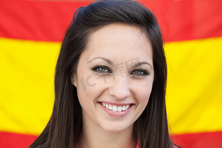西班牙国旗摄影照片_年轻女子和西班牙国旗