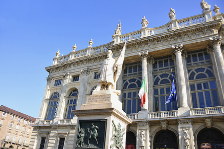 意大利雕塑摄影照片_都灵夫人宫和意大利英雄加里波迪雕像意大利皮埃蒙特