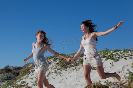 四个动作摄影照片_两个女孩从山上跑下来