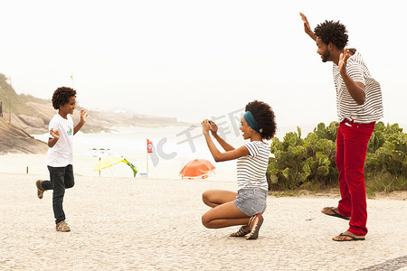 巴西里约热内卢一名男孩在伊帕内马海滩拍全家福