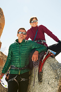 中年女性运动摄影照片_中年夫妇手持登山装备微笑的肖像