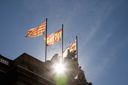 西班牙国旗摄影照片_加泰罗尼亚西班牙加泰罗尼亚市政厅西班牙和巴塞罗那国旗