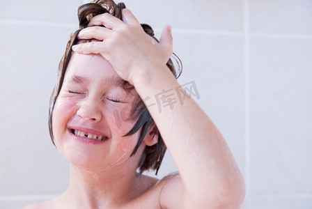 女孩在洗澡时洗脸