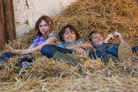 三个孩子在干草上休息