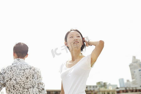 两个人抬头看摄影照片_年轻女游客回头看外滩上海中国