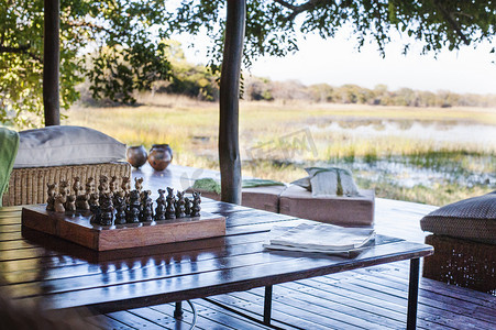 棋盘在赞比亚卡福国家公园狩猎小屋的桌子上