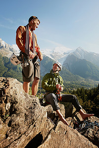两名攀岩者在休息法国上萨沃伊的夏莫尼克斯