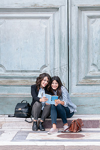意大利托斯卡纳佛罗伦萨圣玛丽亚·诺维拉广场一对女同性恋坐在超大的教堂门口看书