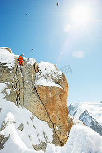 一名男子在山上攀岩法国夏莫尼克斯