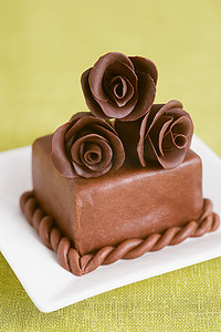 玫瑰家族摄影照片_用巧克力玫瑰装饰的蛋糕