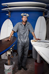 一个中年男子的肖像和他工作室里的冲浪板