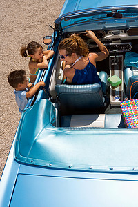家庭餐摄影照片_母亲和孩子坐在车里