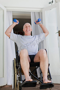 轮椅上的年长男子举重