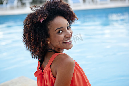 坐在酒店泳池边的年轻女子肖像巴西里约热内卢