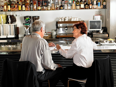 西班牙女摄影照片_酒吧里的商务人士在喝咖啡