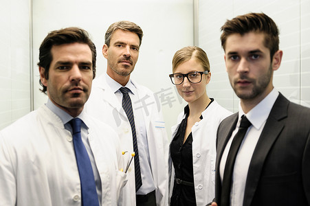 电梯里的医生和商人