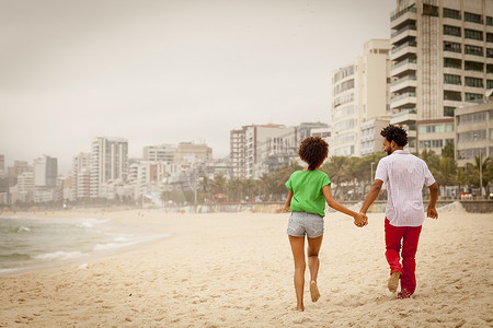 一对情侣正在享受巴西里约热内卢的海滩